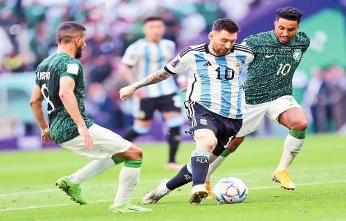 表现低迷！曾凡博5中2仅得6分 决胜时刻隐身遭绝杀